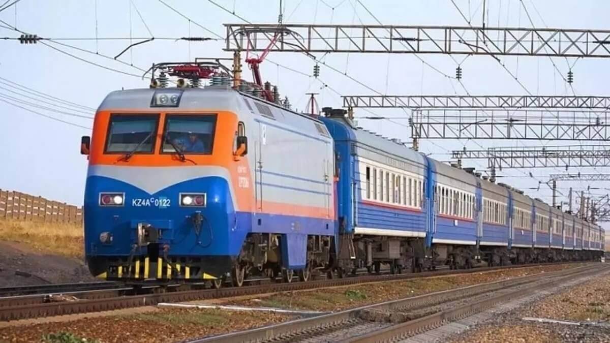 Жетісу облысында ер адам пойыздың астына түсіп, жарақат алды