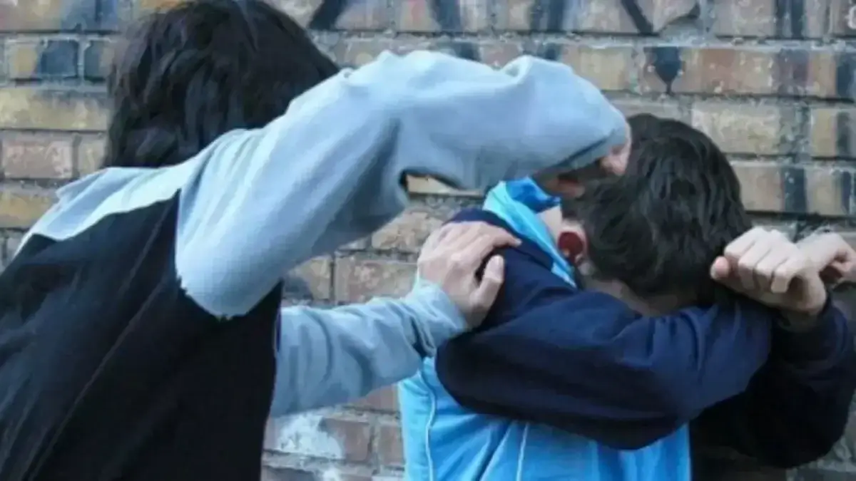 Оралда 11-сынып оқушысы мектеп ішінде төменгі сыныптың оқушысын ұрған