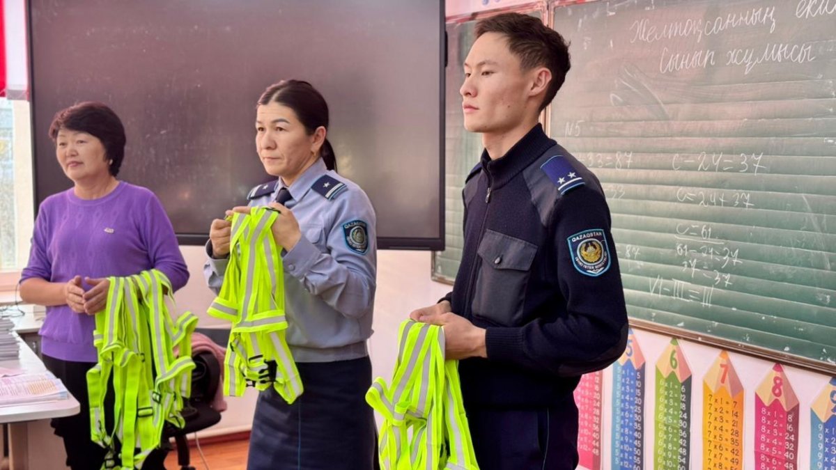 Мектептен үйге қауіпсіз жол: 2,5 мың оқушы жарық шағылыстырғышпен қамтылды