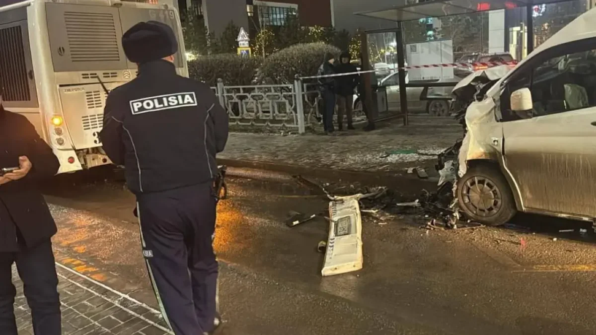 Астанада микроавтобус пен маршруттық автобус соқтығысып, бір адам қаза тапты
