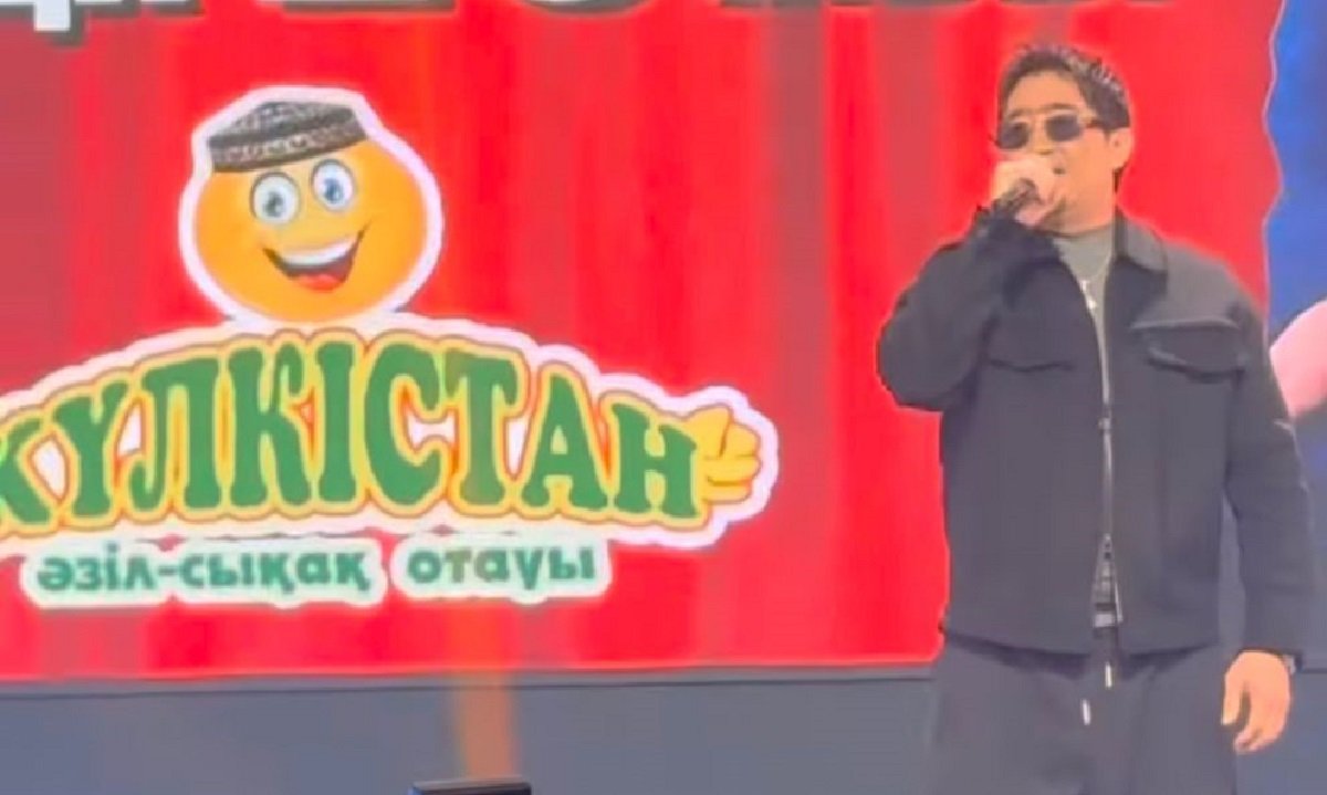 Үстінен қылмыстық іс қозғалған Мұқасан Шахзадаев тағы бір концертте ән айтып жүр