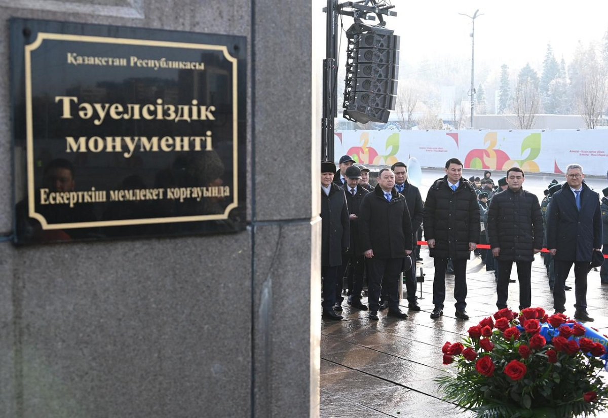 Алматы әкімі «Тәуелсіздік» монументіне гүл шоқтарын қойды