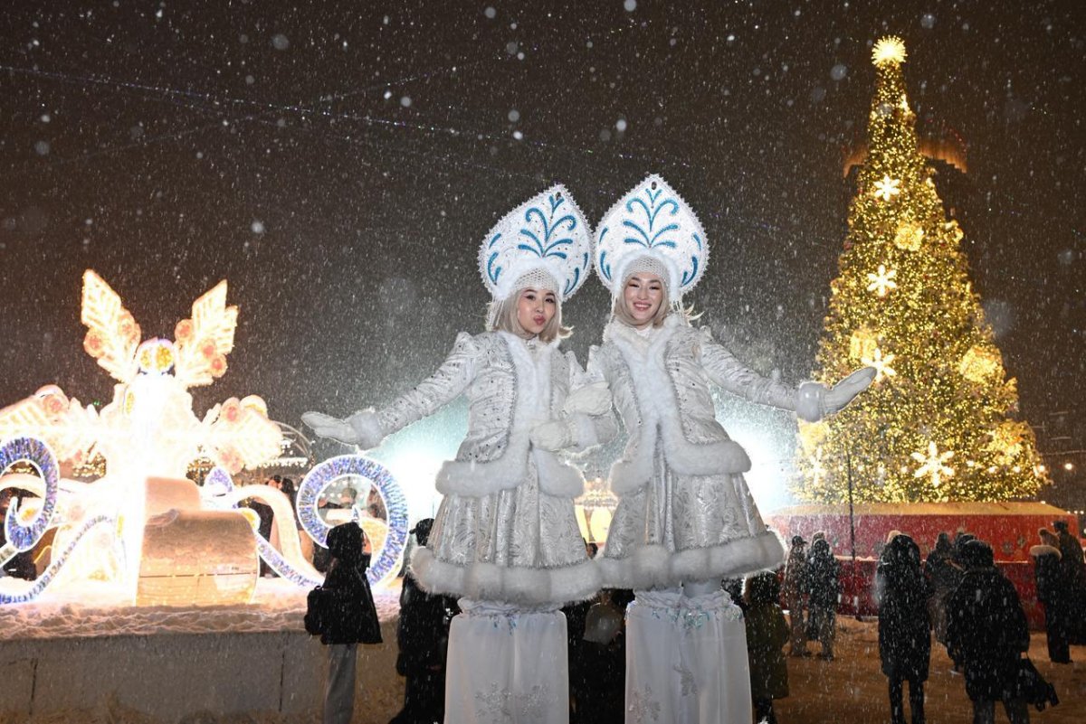 Алматыда жаңа жылдық бас шыршаның шамы жағылды