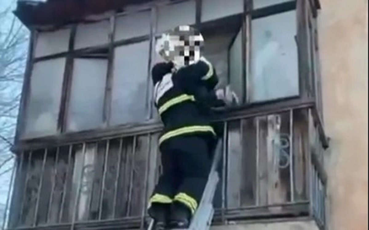 Көкшетауда құтқарушылар өртеніп жатқан үйден 17 адамды аман алып шықты