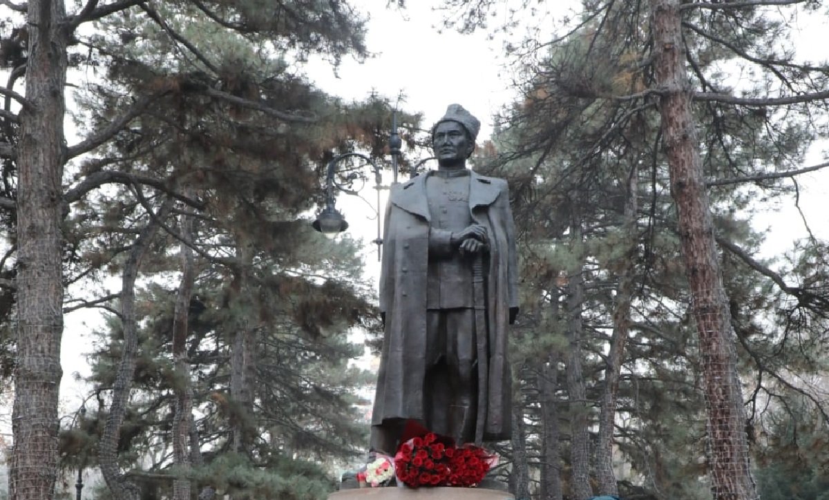 Алматыда Бауыржан Момышұлының ескерткішіне гүл қойылды