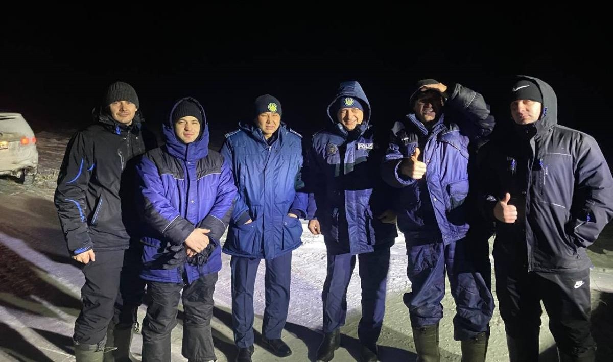 ШҚО-да полицейлер жүргізушілерді қар құрсауынан құтқарды