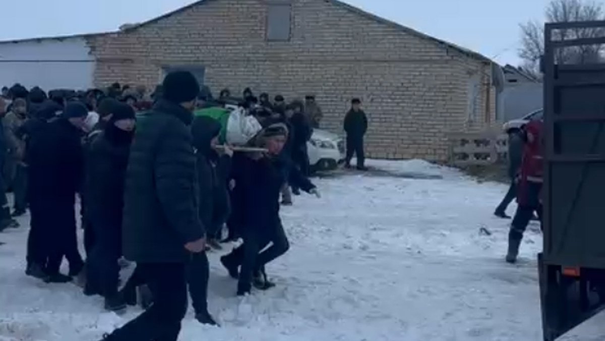 Атырауда мәйіттері табылған ерлі-зайыптыны халық ақтық сапарға шығарып салды