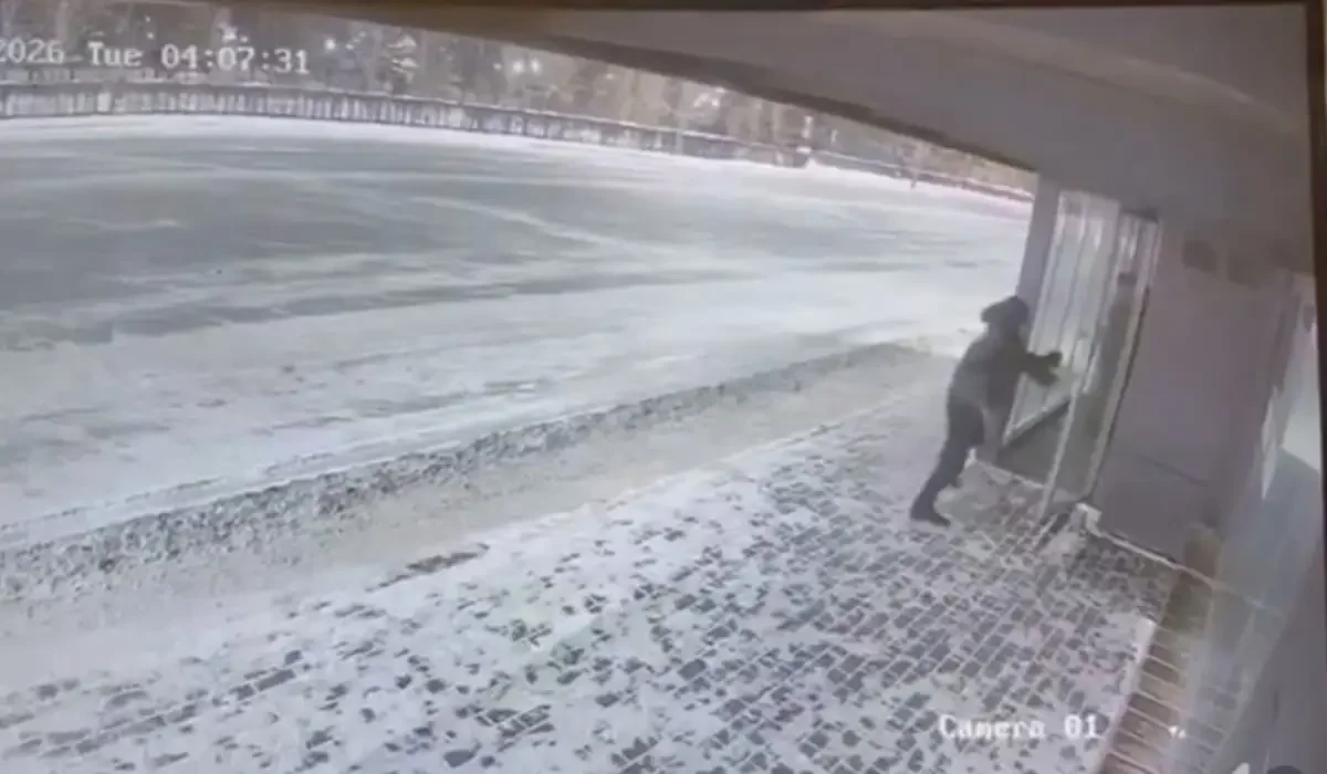 Астанада ер адам жылы аялдаманың әйнегін сындырды