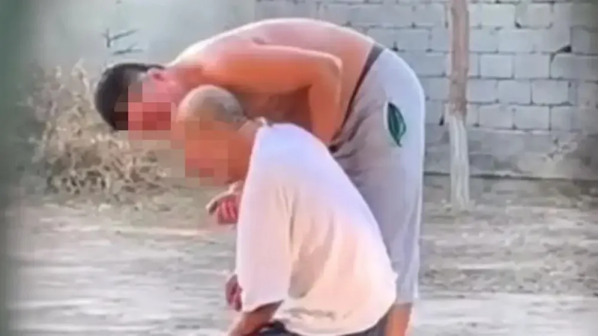 «Қазақ елінен кешірім сұраймын»: Әкесін соққыға жыққан ер адам соттан жеңіл жаза беруін сұрады