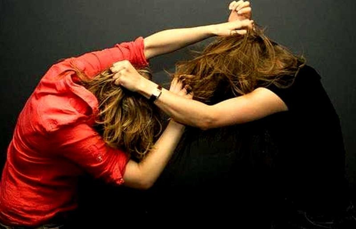 Атырауда адам лық толы автобуста қыздар төбелесті