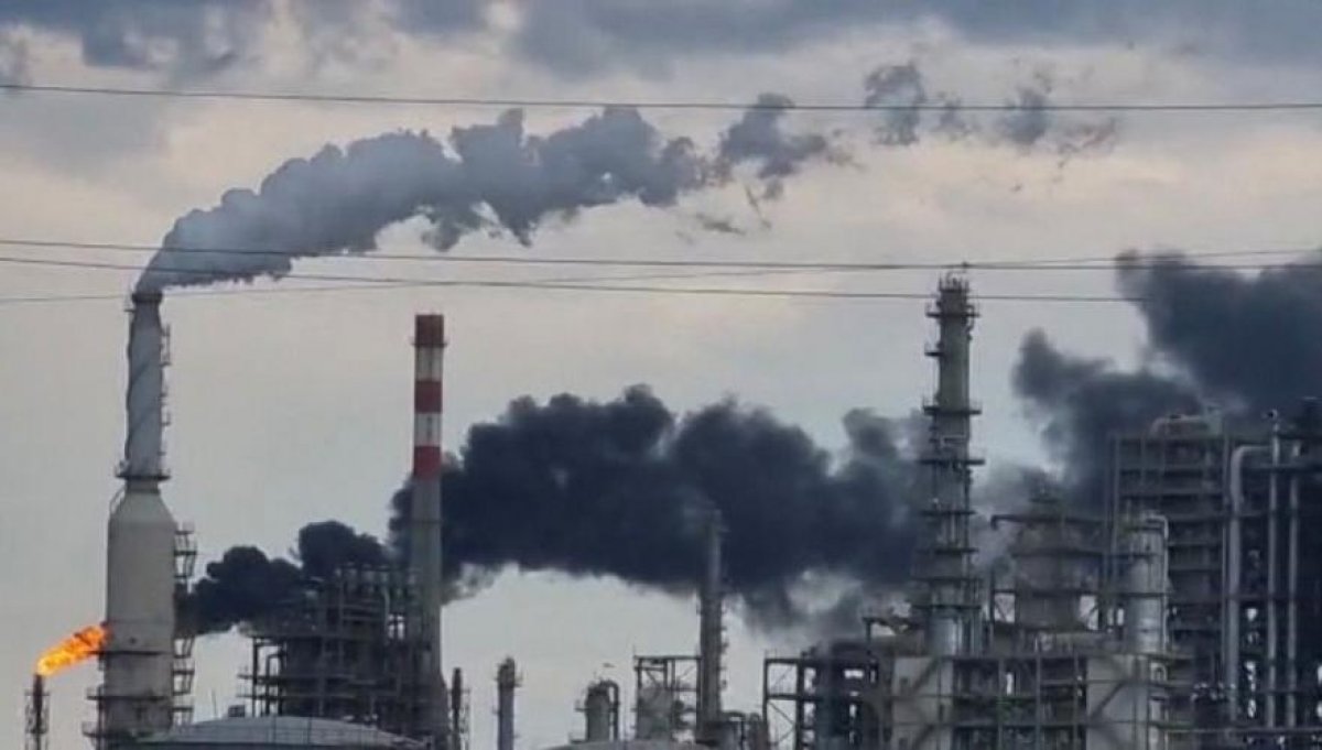 Атырауда ауа қатты ластанды: мұнай өңдеу зауытында жоспардан тыс тексеріс басталды