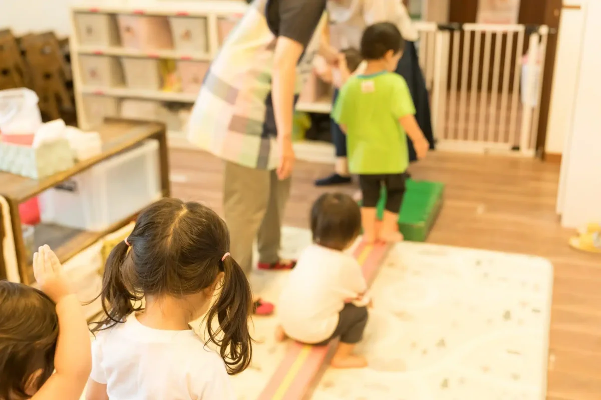 "Укол саламын": Шымкентте балабақша тәрбиешісі балаларды қорқытып ұйықтатқан