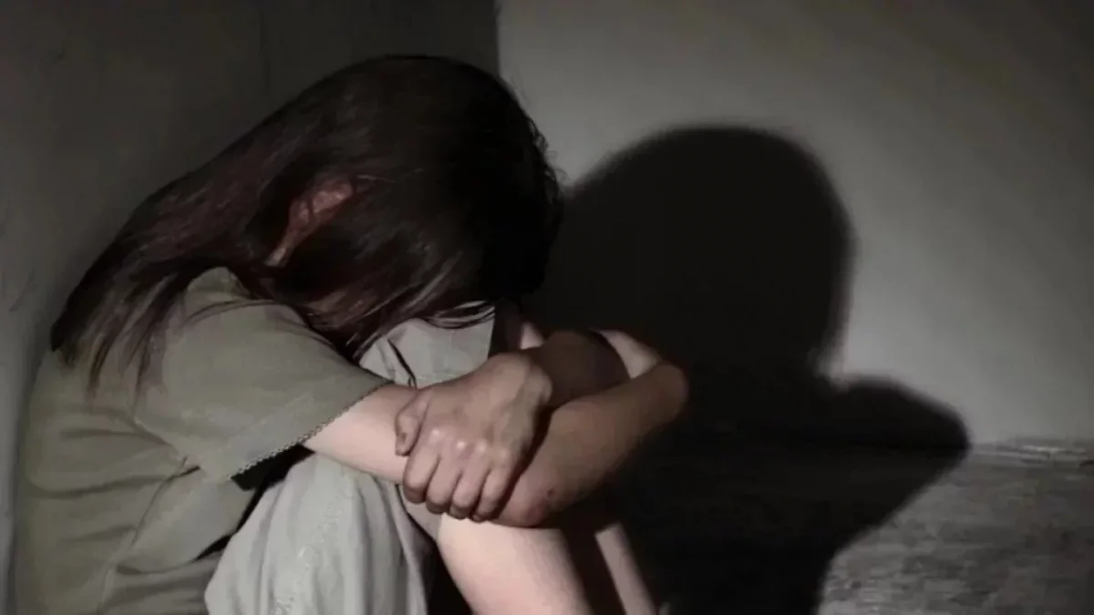 Ақтөбе облысында мектеп оқушысын зорлаған 64 жастағы зейнеткер 21 жылға сотталды