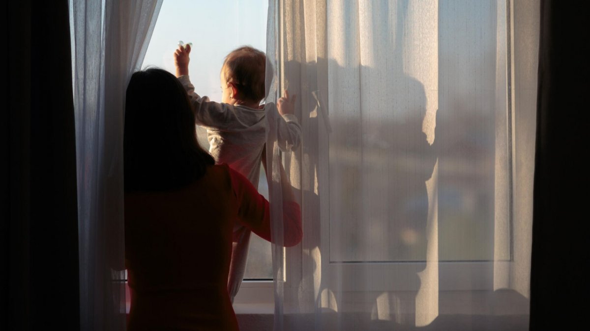 Жамбыл облысында әйел екі баласын терезеден лақтырып жіберді: қылмыстық іс қозғалды