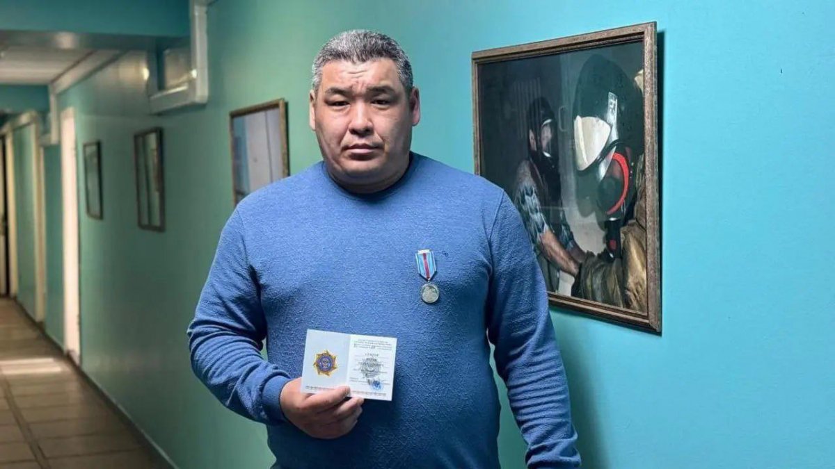 Өрттен екі баланы алып шықты: ШҚО-да қаһарман мұғалім марапатталды