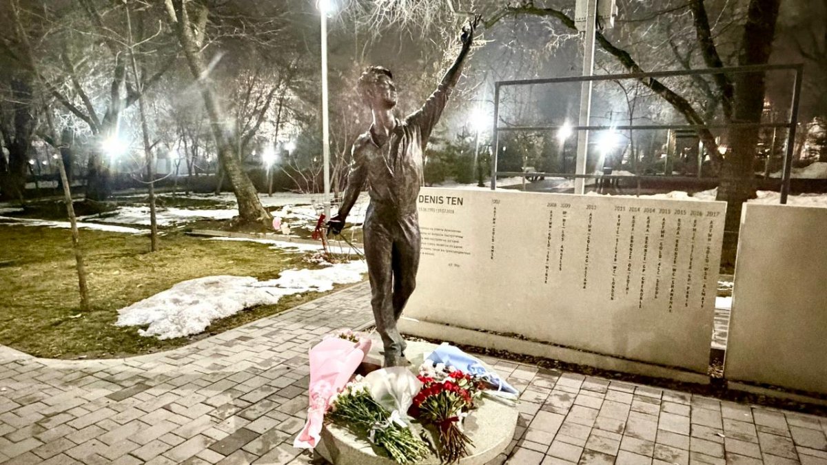 Алматыда жанкүйерлер мәнерлеп сырғанаушы Денис Теннің ескерткішіне гүл қойып жатыр
