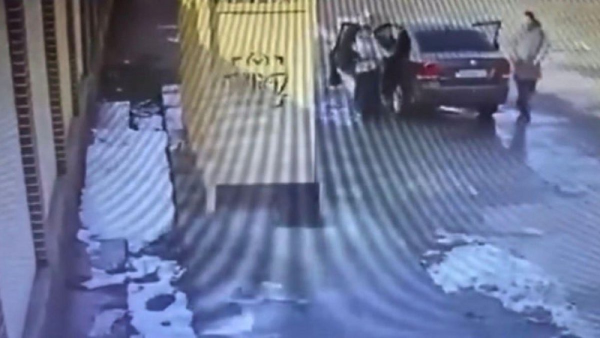 Таразда екі ер адам 13 жасар қызды алып қашпақ болған