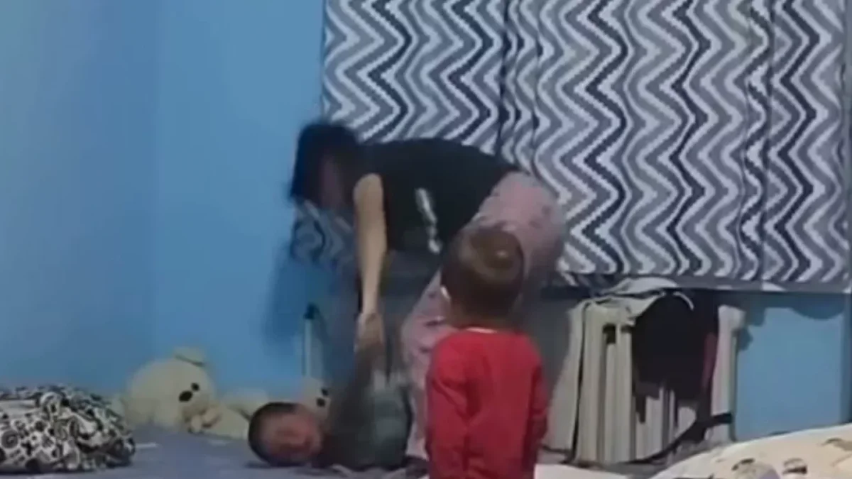 «Батареяға байлап сабаған»: Жаркентте өз баласын азаптаған ана сотталмайтын болды