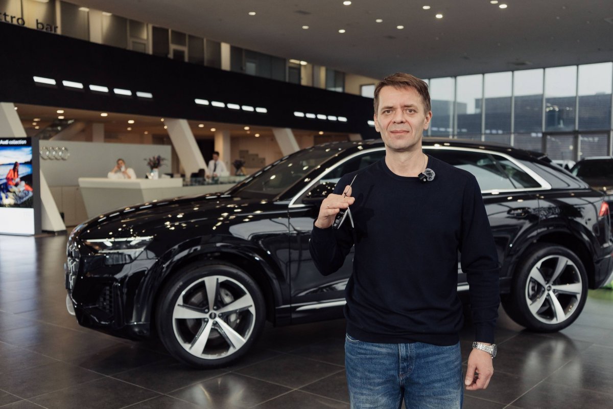 Уәде орындалды: Арсен Томский Шайдоровтың әкесіне Audi Q8 мінгізді