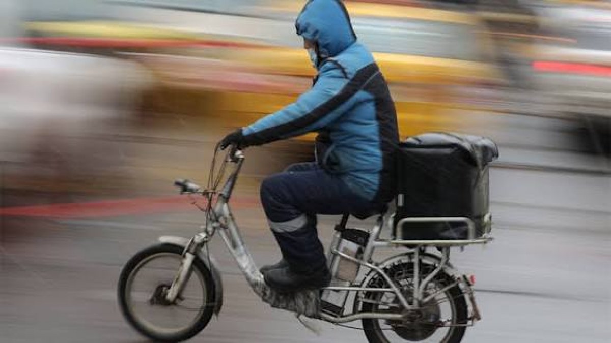 Курьерлердің қыздарға тиісуі: Алматыда жеткізу сервистеріне қойылатын талаптар қатаңдайды