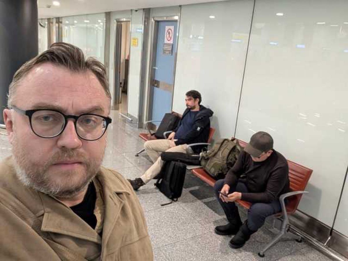 Украинадан оралған журналистерді әуежайда полиция уақытша ұстады