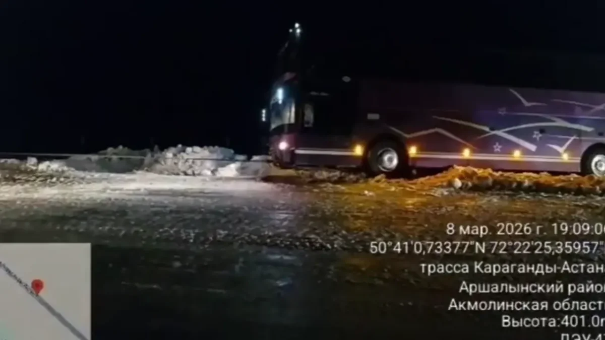 Ақмола облысында жол жиегіне аударылып кеткен автобус шығарылды