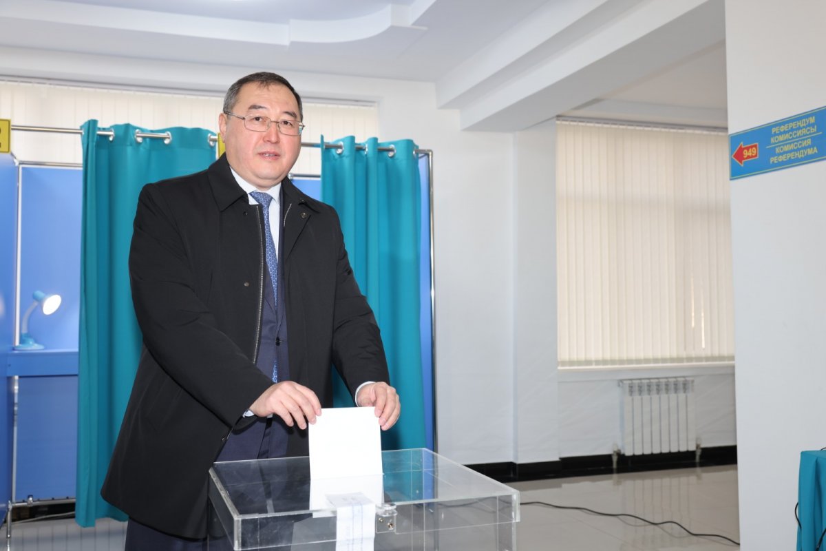 «Тарихи сәт – мемлекетіміздің тұрақтылығына кепіл»: Алматы облысының әкімі референдумда дауыс берді