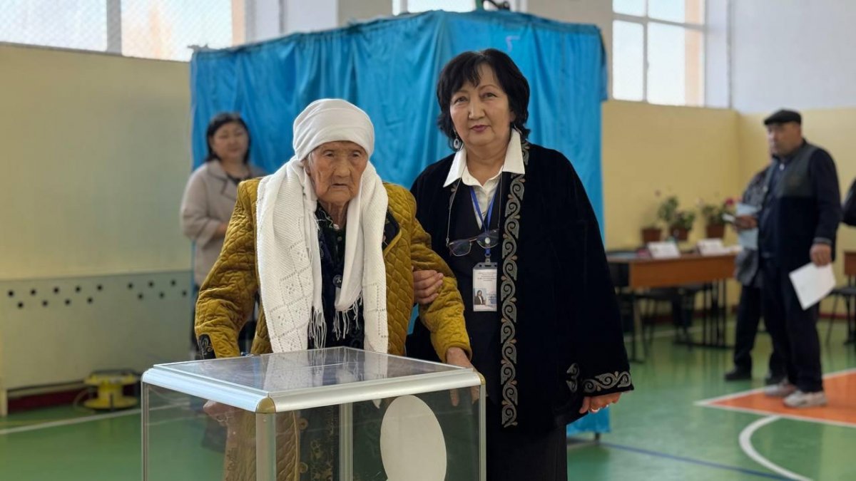 Панфилов ауданында 105 жастағы әже ең алғашқылардың бірі болып дауыс берді.
