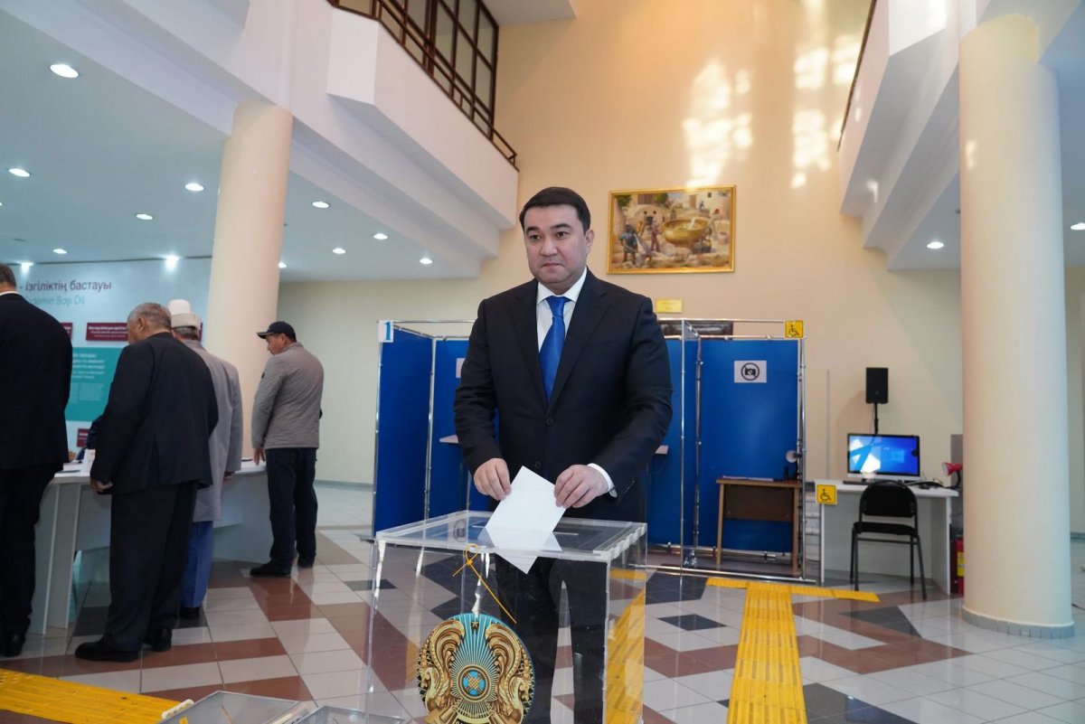 Түркістан облысының әкімі Нұралхан Көшеров референдумда дауыс берді