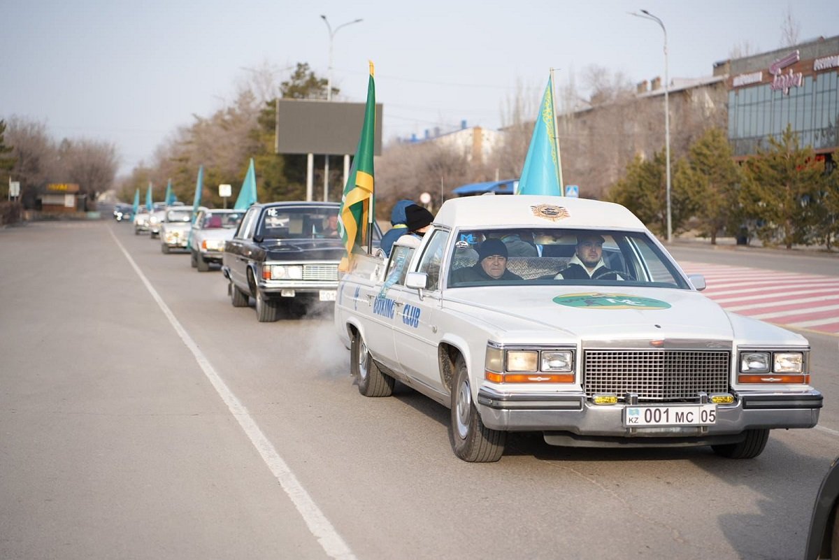 Қонаевта референдум күні тұрғындар дауыс беру учаскелеріне ретроавтокөліктермен келді