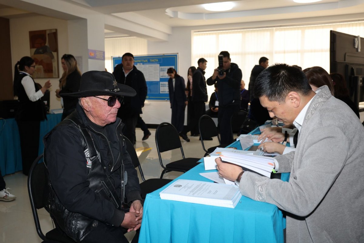 Қонаевта референдум күні тұрғындар дауыс беру учаскелеріне ретроавтокөліктермен келді