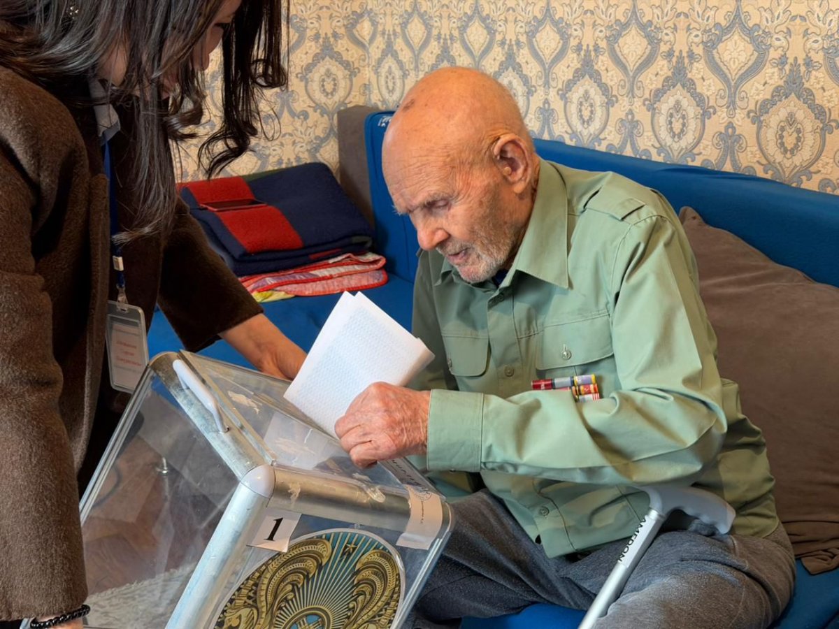 Ғасыр жасаған соғыс ардагері Василий Салазкин үйінде дауыс берді