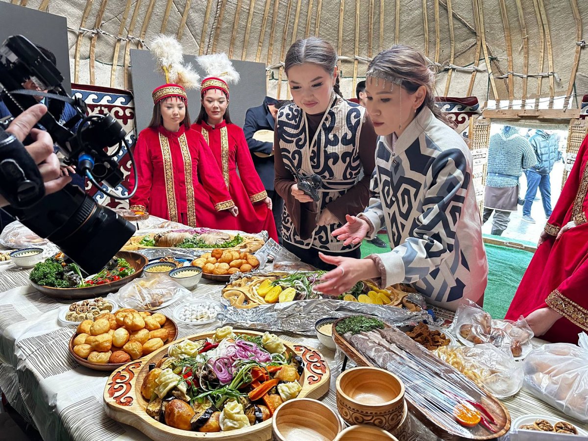 Жастар қазақтың ұмыт қалған тағамдарының дәмін татып көрді: Ақтөбеде Наурыз қалай тойланып жатыр?
