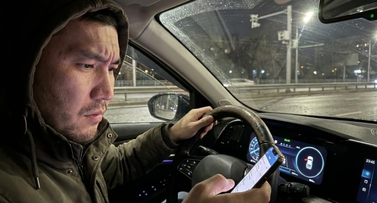 Рөлдегі жүргізуші телефондағы GPS-картаны қараса жазалана ма?