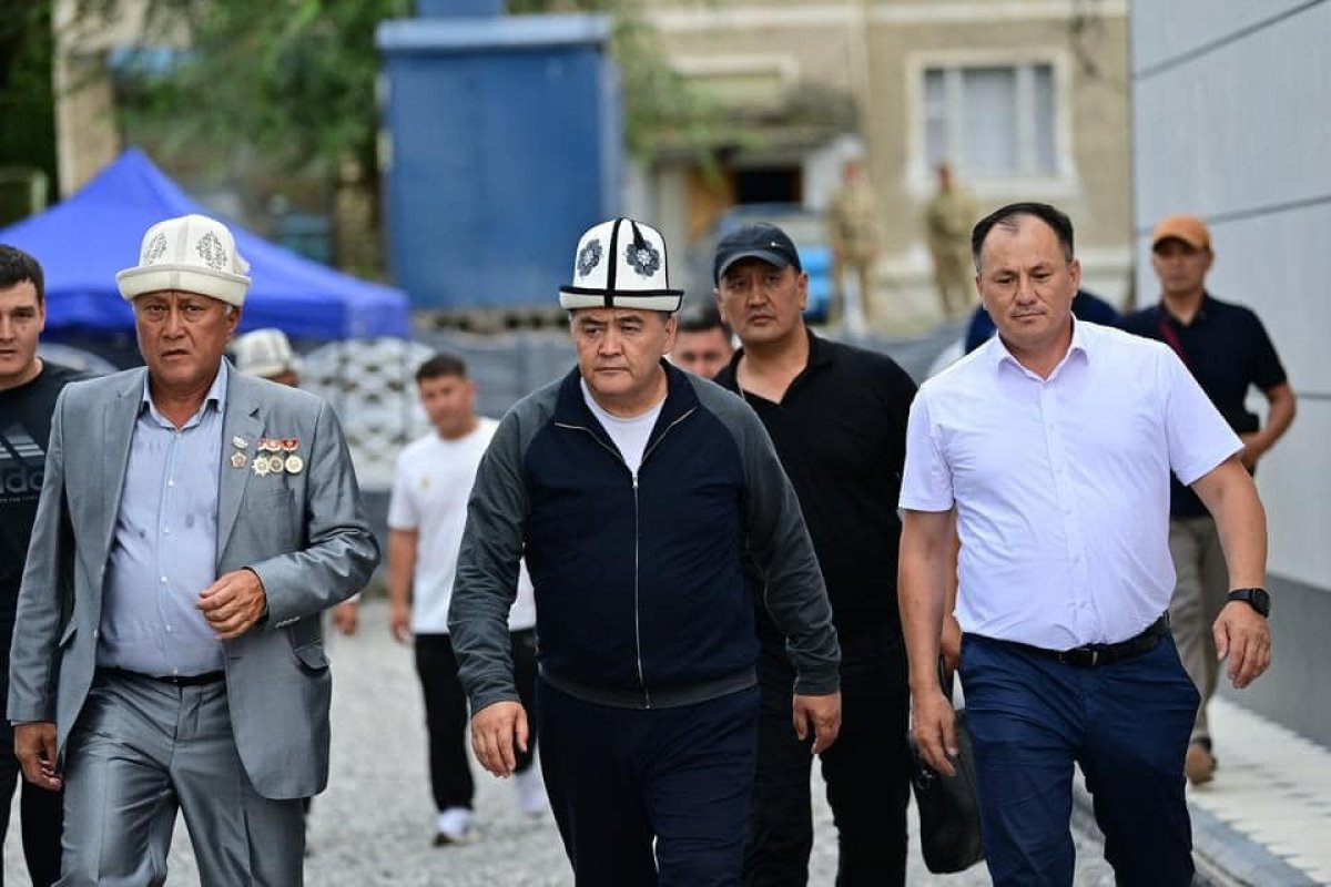 «Өсек пен өтірік айтқандарды кешірдім»: Қамшыбек Ташиев айт намазынан кейін мәлімдеме жасады