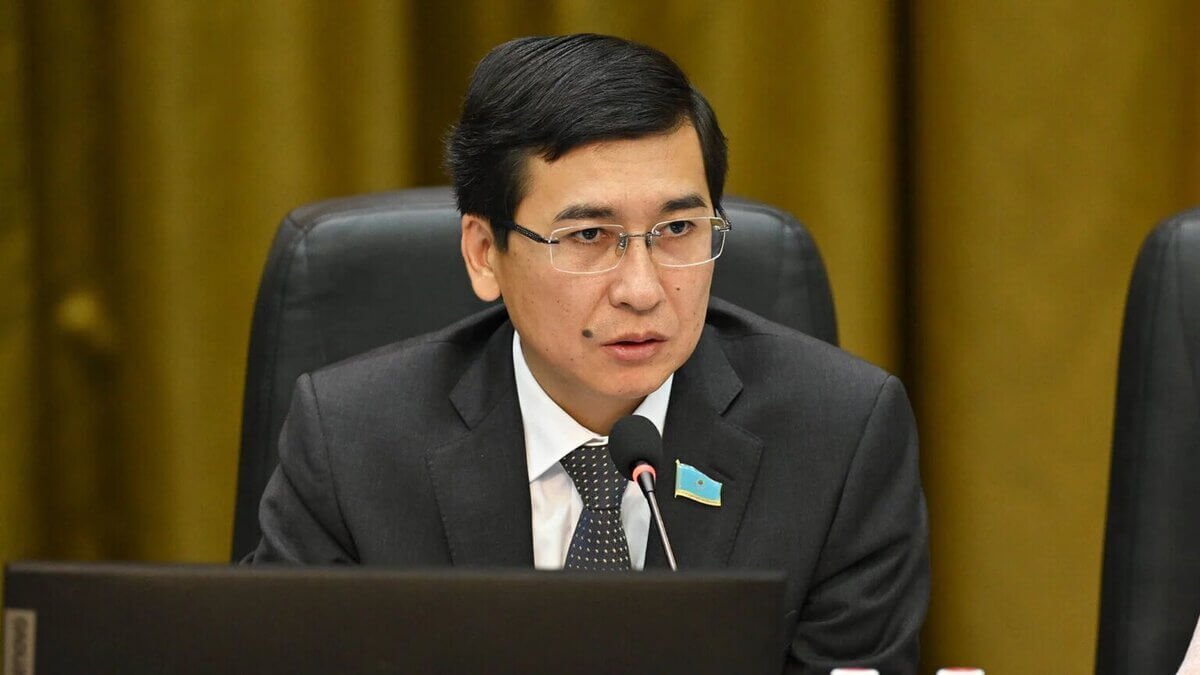 «Жұмыс берушіге міндеттеу қажет»: Асхат Аймағамбетов скринингтен өту жайлы заңға түзету енгізуді ұсынды