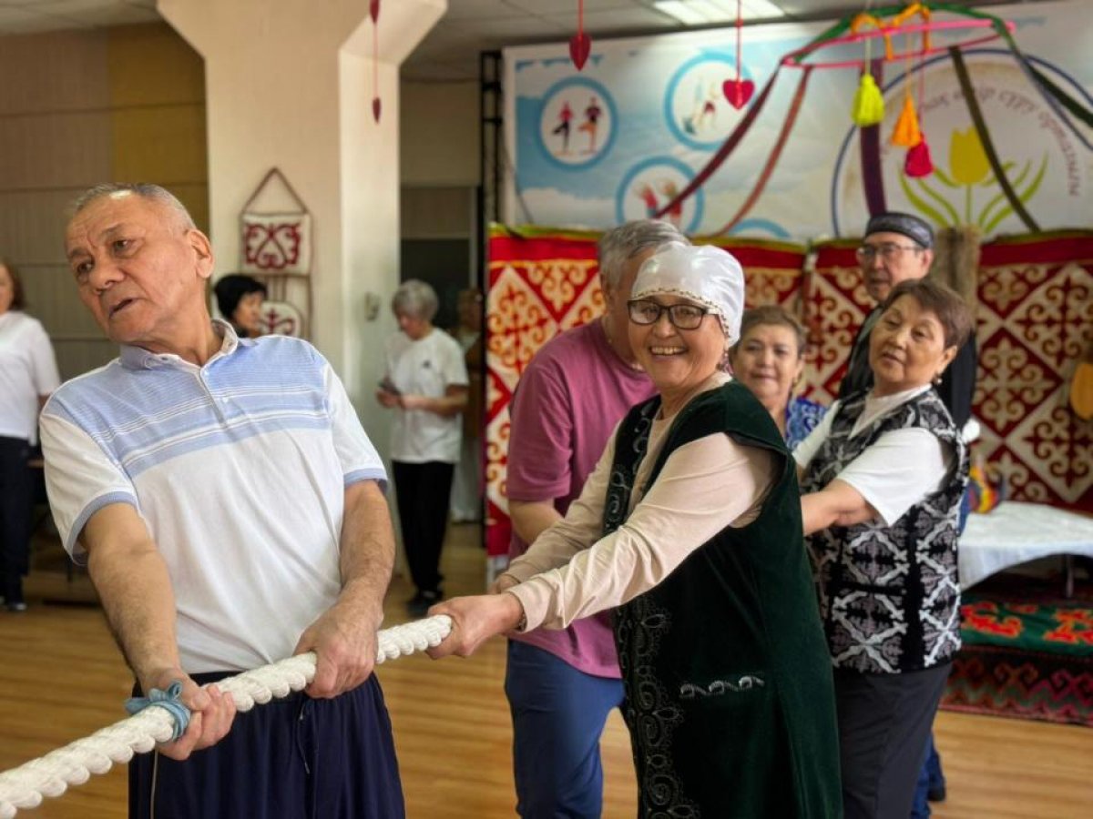 Астанада зейнеткерлер арқан тартудан сынға түсті