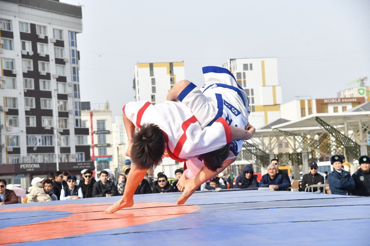 Атырауда Ұлттық спорт күніне орай 500-ге жуық спортшы алаңда бақ сынасты