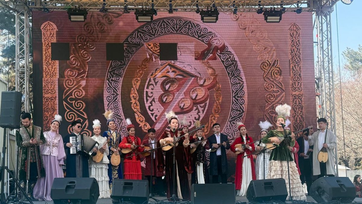 “Ән қанатындағы Наурыз”: Алматыда дәстүрлі әншілер өнер көрсетті