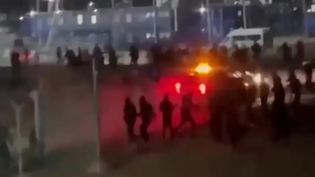 «Көлікпен адамдарды басып өтпек болған»: Ресейдегі қазақстандық жұмысшылардың қатысуымен болған жанжалдың видеосы тарады