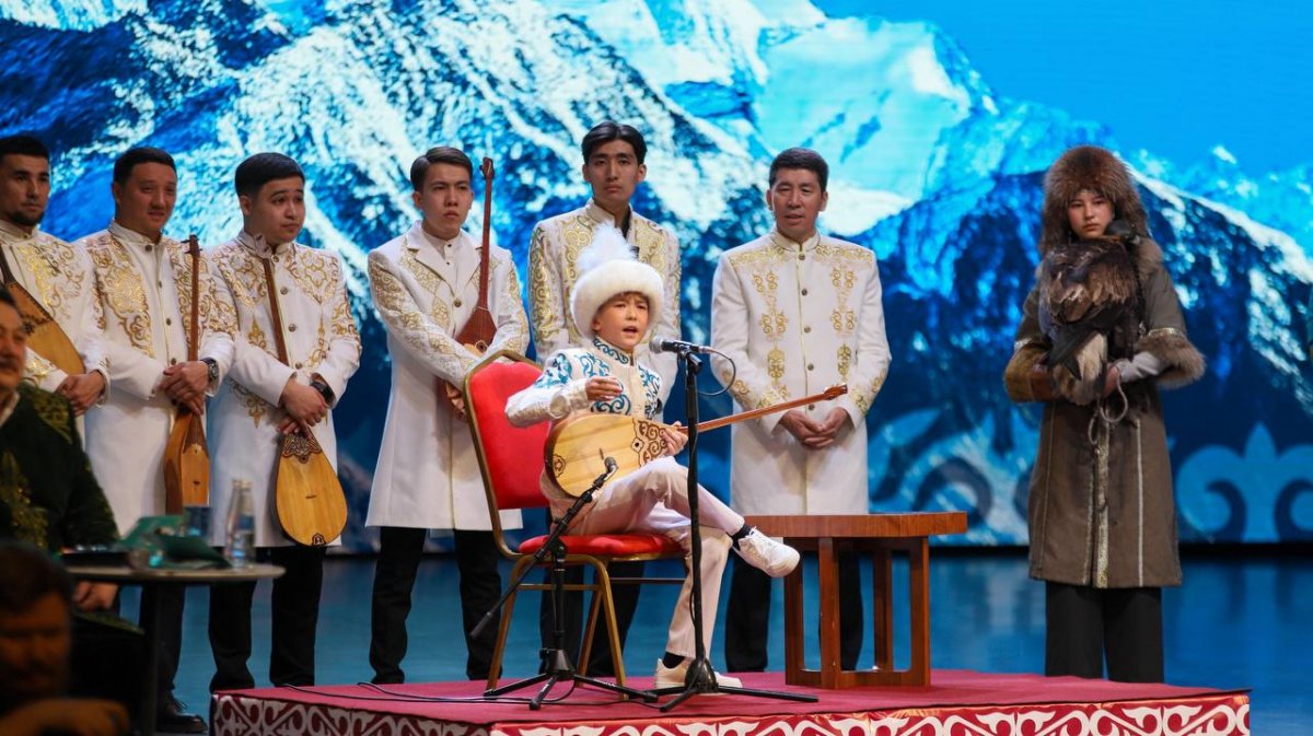 ШҚО әкімі республикалық командалық айтыста жеңімпаз атанған өңір ақындары мен дәстүрлі өнерпаздарын қабылдады