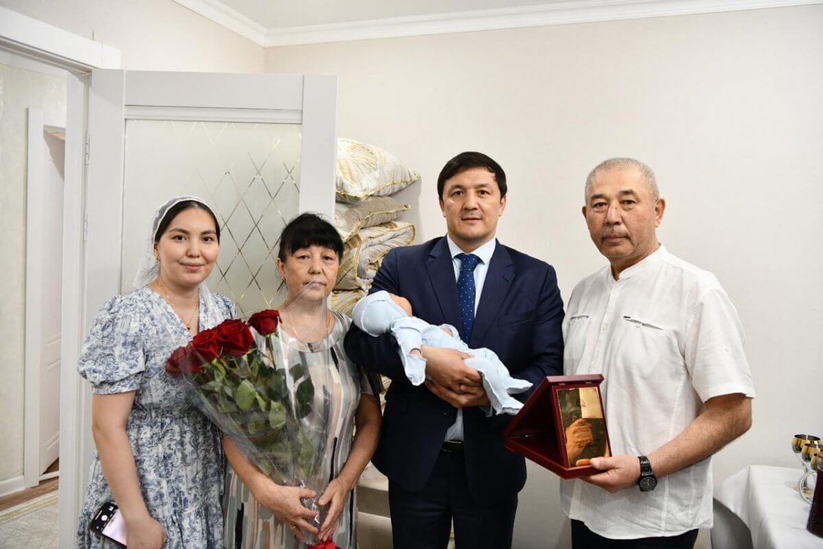 Ақтөбе қаласының халқы 600 мыңға жетті: Қала әкімі нәресте дүниеге келген жас отбасыны құттықтады