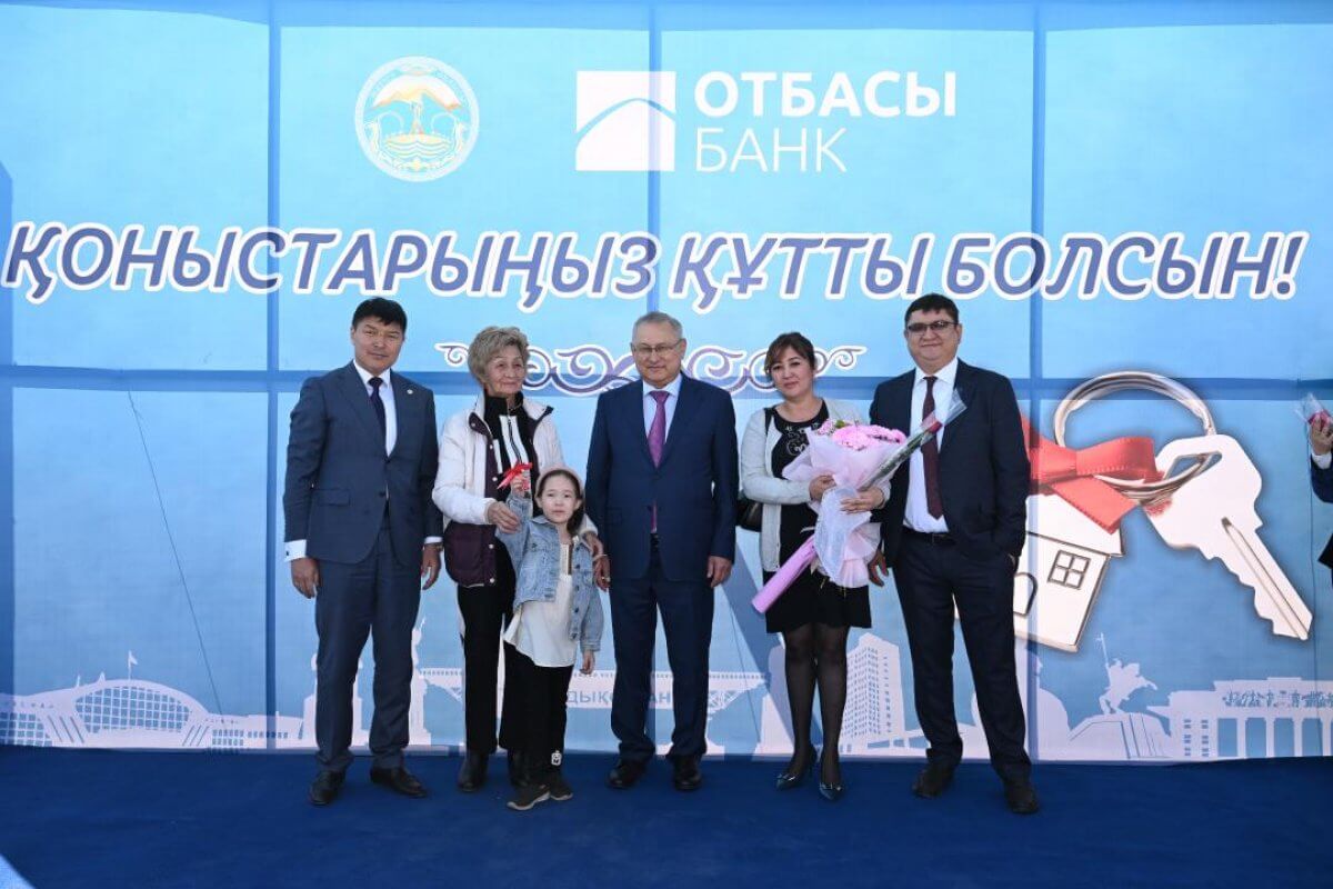 Бейбіт Исабаев кезектегі азаматтарға тұрғын үйлердің кілттерін тапсырды