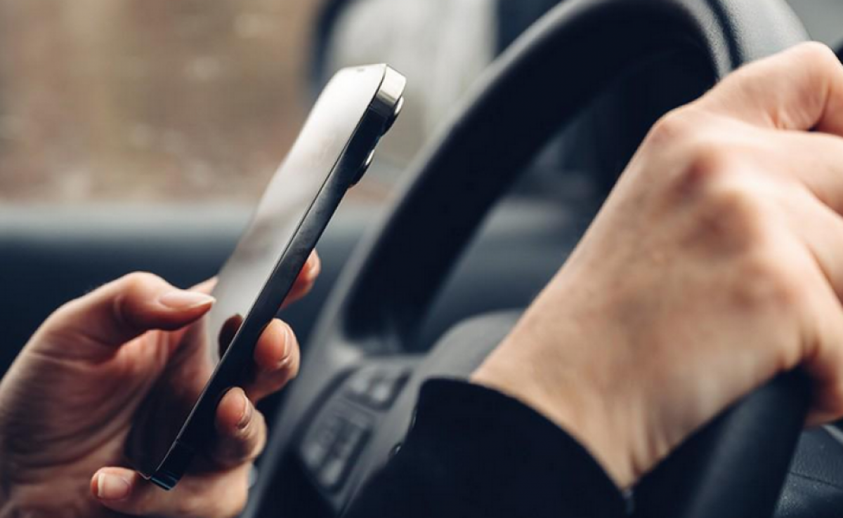 Сарапшылар көлік жүргізу кезінде телефон пайдаланғаны үшін салынатын айыппұл ережелерін қайта қарауды ұсынды