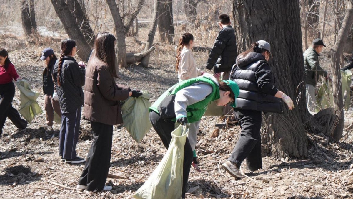 Таза Қазақстан: Семейде Бейбітшілік аралында тазалық акциясы өтті