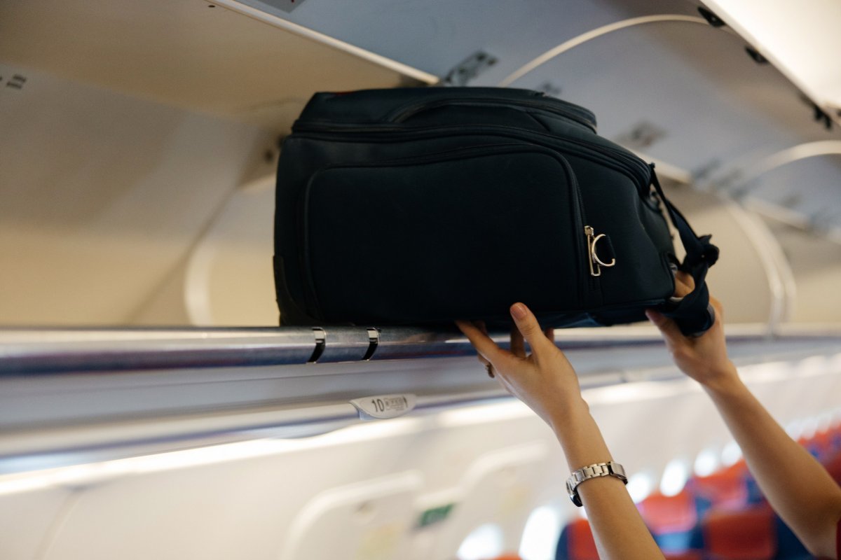 Неліктен қол жүгі біреу болуы тиіс: бұл ұшу жайлылығы мен құнына қалай әсер етеді