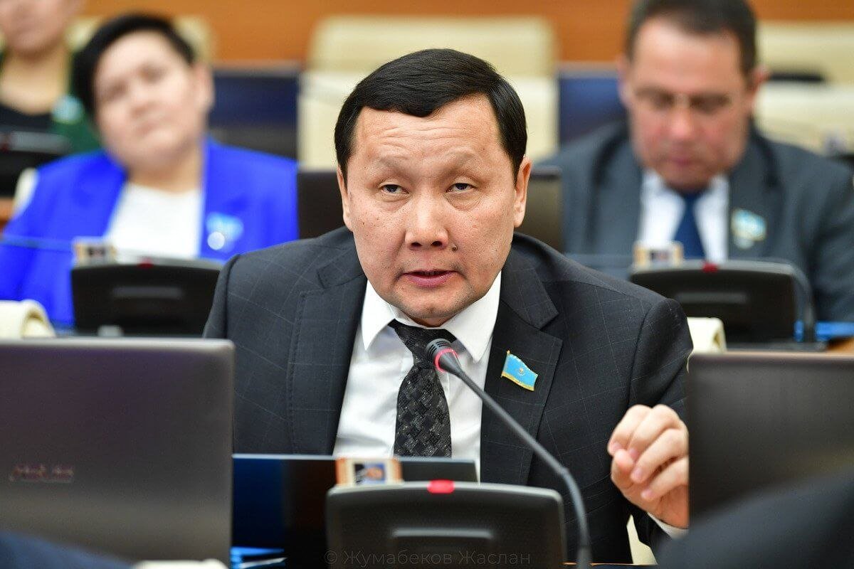 «Бір адамға нәтижеге жету қиын»: депутат Абзал Құспан «AMANAT» партиясына өте ме?