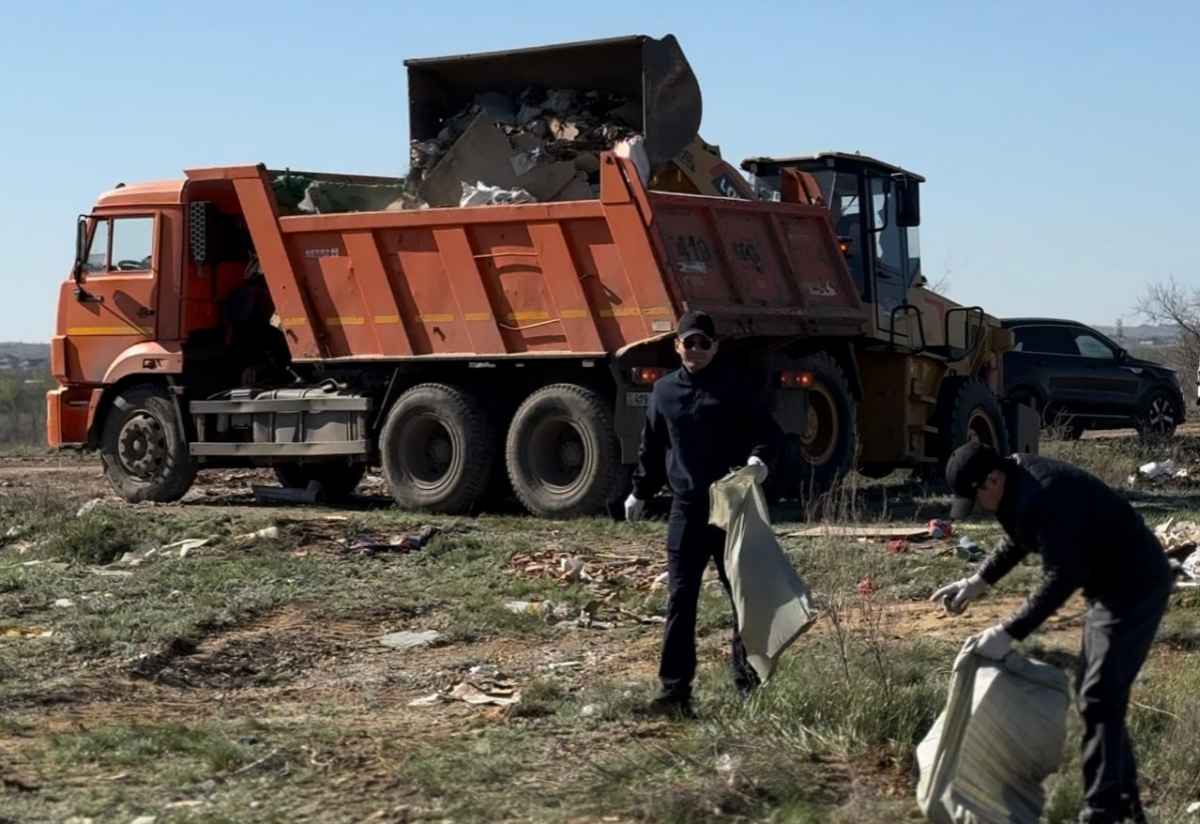 Ақтөбе тазалық үшін күресті жалғастыруда: Қала әкімі Азамат Бекет жастармен бірге қоқыс жинап жүр