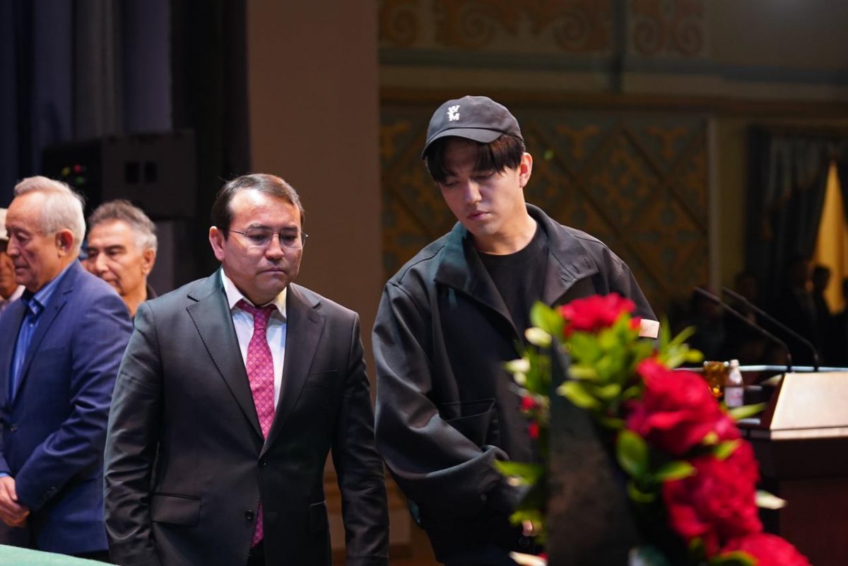 Димаш Құдайберген Мұхтар Шахановпен қоштасуға келді: тағы кімдер бар?