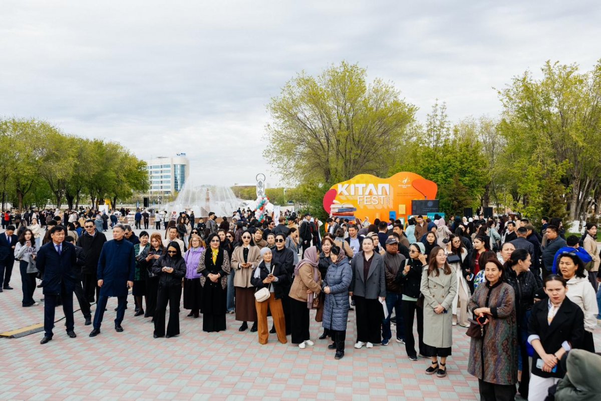 Атырауда білім саласының қызметкері мектептерге 5000 кітап сыйға тартпақ